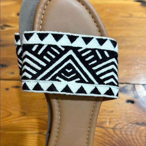 Haute Hippie Black and White Patterned Slide On Sandals Size 9 - Picture 10 of 10